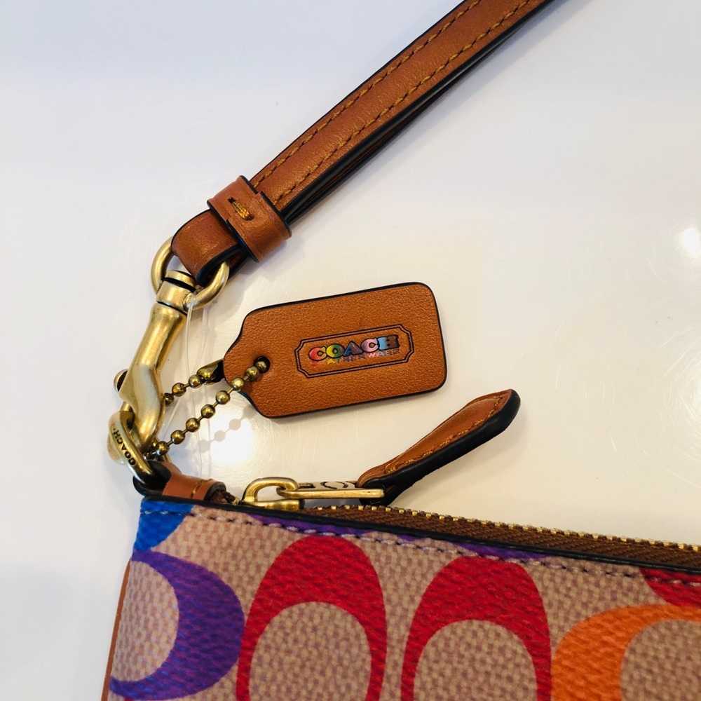 🌈 Coach Small Wristlet In Rainbow Signature Canvas - Brass/Tan Natural Multi - Picture 3 of 10